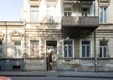 Tiflis, Georgia. 17 Mayıs 2025. Şehrin tarihi merkezindeki tipik eski evler.