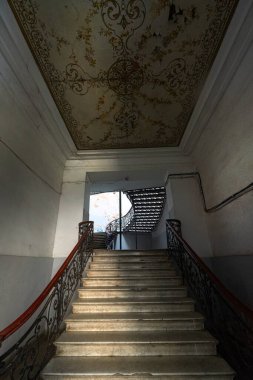 Tiflis, Georgia. 17 Mayıs 2025. Şehrin tarihi merkezindeki ıssız bir binada eski merdivenler süslenmiş.