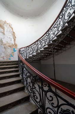 Tiflis, Georgia. 17 Mayıs 2025. Şehrin tarihi merkezindeki ıssız bir binada eski merdivenler süslenmiş.