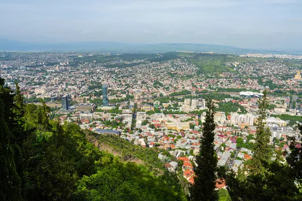Tiflis, Georgia. 17 Mayıs 2025. Mtatsminda Par 'dan şehrin havadan görüntüsü.