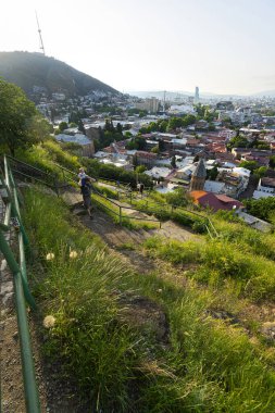 Tiflis, Georgia. 17 Mayıs 2025. Merdivenler Kartlis Deda 'ya çıkıyor. Georgia heykelinin annesi.