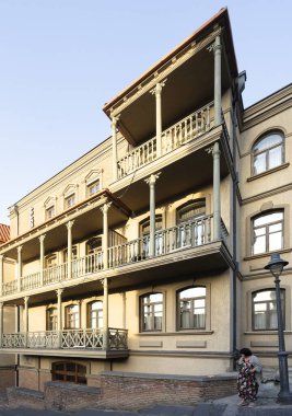 Tiflis, Georgia. 17 Mayıs 2025. Şehrin tarihi merkezinde tipik eski evler.