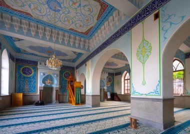 Tiflis, Georgia. 17 Mayıs 2025. Şehir merkezindeki Tiflis Juma Camii binasının kapalı manzarası.