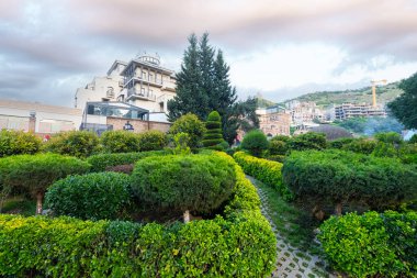 Tiflis, Georgia. 17 Mayıs 2025. Tarihi şehir merkezindeki Mdinarispira bahçesinin panoramik manzarası.