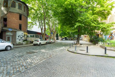 Tiflis, Georgia. 16 Mayıs 2025. Şehrin tarihi merkezinin tipik caddelerinin manzarası.