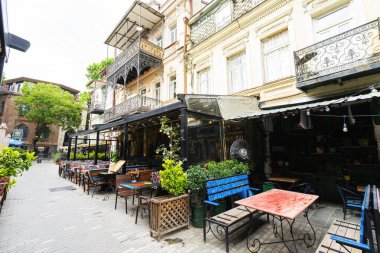 Tiflis, Georgia. 16 Mayıs 2025. Şehrin tarihi merkezinde bir caddedeki restoranlar.