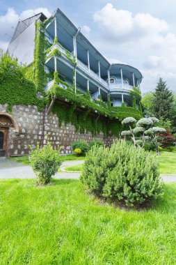 Tiflis, Georgia. 17 Mayıs 2025, Tiflis City Wal 'deki evlerin panoramik görüntüsü.