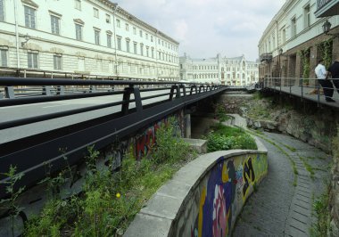 Tiflis, Georgia. 16 Mayıs 2025. Şehir merkezindeki bir caddenin altındaki eski şehir duvarlarının kazılarının manzarası.