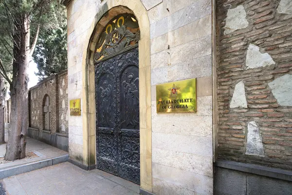 Tiflis, Georgia. 16 Mayıs 2025. Gürcistan başpiskoposluğunun şehir merkezindeki dış görünüşü.
