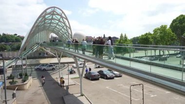 Tiflis, Georgia. 17 Mayıs 2025. Şehir merkezindeki Kura Nehri üzerindeki Barış Köprüsü 'nün panoramik görüntüsü.