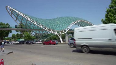Tiflis, Georgia. 17 Mayıs 2025. Şehir merkezindeki Kura Nehri üzerindeki Barış Köprüsü 'nün panoramik görüntüsü.