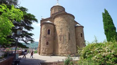 Tiflis, Georgia. 17 Mayıs 2025. Şehir merkezindeki Metekhi Bakire Meryem Assumption Kilisesi panoramik görüntüsü..