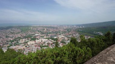 Tiflis, Georgia. 17 Mayıs 2025. Mtatsminda Parkı 'ndan şehrin havadan görüntüsü..