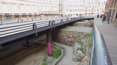 Tiflis, Georgia. 16 Mayıs 2025. Şehir merkezindeki bir caddenin altındaki eski şehir duvarlarının kazılarının manzarası.