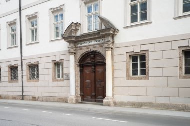 Innsbruck, Avusturya. 31 Temmuz 2025. Şehir merkezindeki İlahiyat Fakültesi 'ne girişin dış görüntüsü