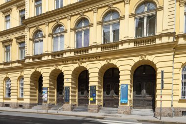 Innsbruck, Avusturya. 31 Temmuz 2025. Şehir merkezindeki Merkez Postanenin dış görüntüsü.