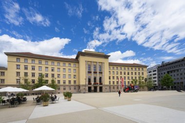 Innsbruck, Avusturya. 31 Temmuz 2025. Şehir merkezindeki Tyrol İl Yönetimi Ofisi 'nin dış görünümü
