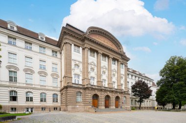 Innsbruck, Avusturya. 31 Temmuz 2025. Şehrin merkezindeki Arkeoloji Müzesi 'nin dışından görüntüle