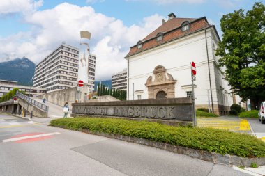 Innsbruck, Avusturya. 31 Temmuz 2025. Innsbruck Üniversitesi 'nin şehir merkezindeki ana kütüphanesinin dış görüntüsü