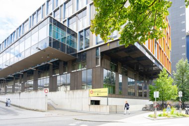 Innsbruck, Avusturya. 31 Temmuz 2025. Şehir merkezindeki Sanatoryum okulu Innsbruck Üniversitesi Hastanesi 'nin dış görüntüsü