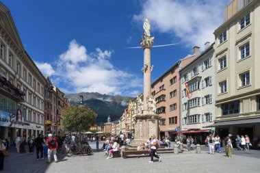Innsbruck, Avusturya. 31 Temmuz 2025. Şehir merkezindeki Maria-Theresien-Strasse yaya yolunun panoramik görüntüsü.