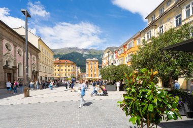Innsbruck, Avusturya. 31 Temmuz 2025. Şehir merkezindeki Maria-Theresien-Strasse yaya yolunun panoramik görüntüsü.