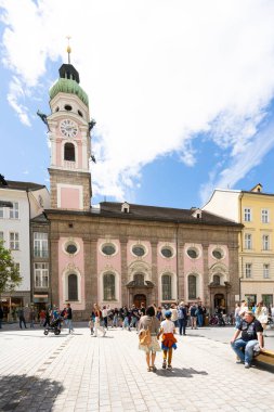 Innsbruck, Avusturya. 31 Temmuz 2025. Şehir merkezindeki Kutsal Ruh Hastanesi Kilisesi 'nin dış görünüşü.