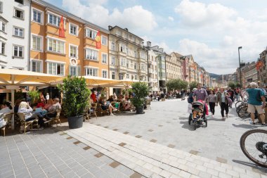 Innsbruck, Avusturya. 31 Temmuz 2025. Şehir merkezindeki Maria-Theresien-Strasse yaya yolunun panoramik görüntüsü.