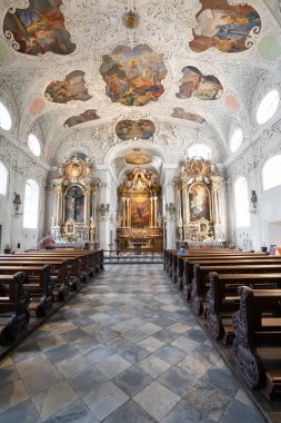 Innsbruck, Avusturya. 31 Temmuz 2025. Şehir merkezindeki Kutsal Ruh Hastanesi Kilisesi 'nin iç manzarası.