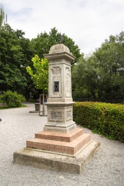 Innsbruck, Avusturya. 31 Temmuz 2025. Helena Scheuberin 'in şehir merkezindeki Coğrafyacı Kolonu manzarası.