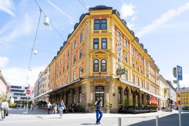 Innsbruck, Avusturya. 31 Temmuz 2025. Şehrin tarihi merkezinin sokaklarında turistler