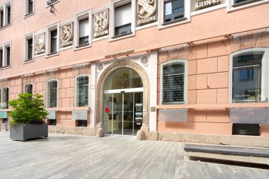 Innsbruck, Avusturya. 31 Temmuz 2025. Şehir merkezindeki Innsbruck İlçe Yönetiminin dış görünüşü