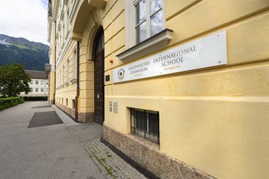 Innsbruck, Avusturya. 31 Temmuz 2025. Uluslararası Okul İyonu 'nun dış görüntüsü. Şehir merkezi.
