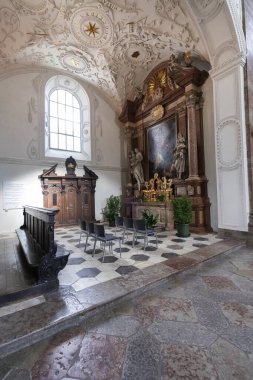 Innsbruck, Avusturya. 31 Temmuz 2025. Şehir merkezindeki Cizvit Kilisesi 'nin kapalı manzarası.