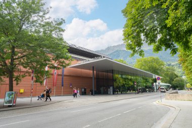 Innsbruck, Avusturya. 31 Temmuz 2025. Şehir merkezindeki kongre merkezinin dış görüntüsü.
