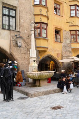 Innsbruck, Avusturya. 31 Temmuz 2025. Şehir merkezindeki Herzog Friedrich caddesindeki Trautsonhaus Çeşmesi.