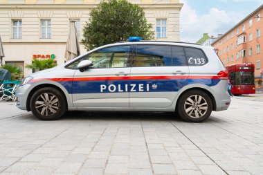 Innsbruck, Avusturya. 31 Temmuz 2025. Avusturya polis aracı tarihi şehir merkezinde bir caddede.
