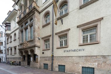 Innsbruck, Avusturya. 31 Temmuz 2025. Tarihi şehir merkezindeki Şehir Arşivleri ve Müzesi 'nin dış görüntüsü