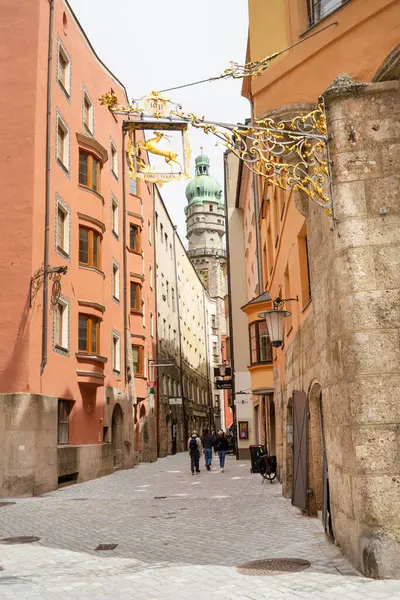 Innsbruck, Avusturya. 31 Temmuz 2025. Şehrin tarihi merkezinin sokaklarında turistler