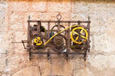 Innsbruck, Avusturya. 31 Temmuz 2025 'te şehir merkezindeki eski bir binanın duvarındaki antik bir saatin mekanizmasında