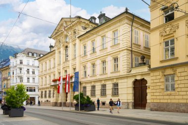 Innsbruck, Avusturya. 31 Temmuz 2025. Şehir merkezindeki Tyrolean Eyalet Parlamentosu binasının dış görüntüsü