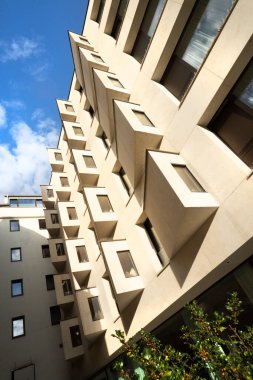 Innsbruck, Avusturya. 31 Temmuz 2025. Şehrin tarihi merkezinin modern binaları arasında yukarı doğru bir manzara.