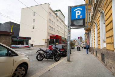 Innsbruck, Avusturya. 1 Ağustos 2025. Şehir merkezindeki bir caddede park yeri tabelası var.