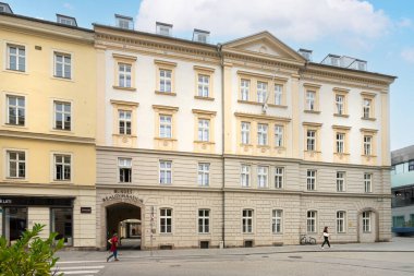 Innsbruck, Avusturya. 31 Temmuz 2025. Şehir merkezindeki Federal Ortaokul girişine bakın.