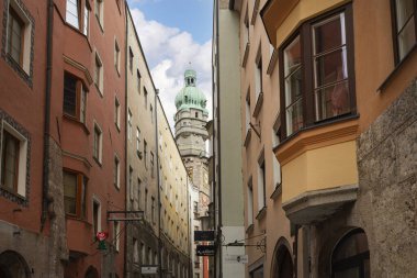 Innsbruck, Avusturya. 1 Ağustos 2025. Şehrin tarihi merkezindeki dar sokaklar arasındaki manzara.