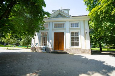 Innsbruck, Avusturya. 1 Ağustos 2025. Innsbruck Court Garden 'daki müzik pavyonunun panoramik görüntüsü