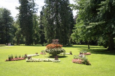 Innsbruck, Avusturya. 1 Ağustos 2025. Şehir merkezindeki Innsbruck Court Garden 'ın panoramik görüntüsü.