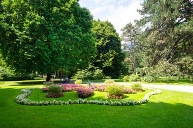 Innsbruck, Avusturya. 1 Ağustos 2025. Şehir merkezindeki Innsbruck Court Garden 'ın panoramik görüntüsü.