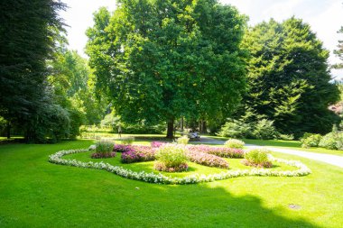 Innsbruck, Avusturya. 1 Ağustos 2025. Şehir merkezindeki Innsbruck Court Garden 'ın panoramik görüntüsü.