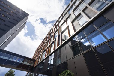 Innsbruck, Avusturya. 1 Ağustos 2025. Tıp Üniversitesi 'nin şehir merkezindeki modern mimarisinin panoramik görüntüsü.